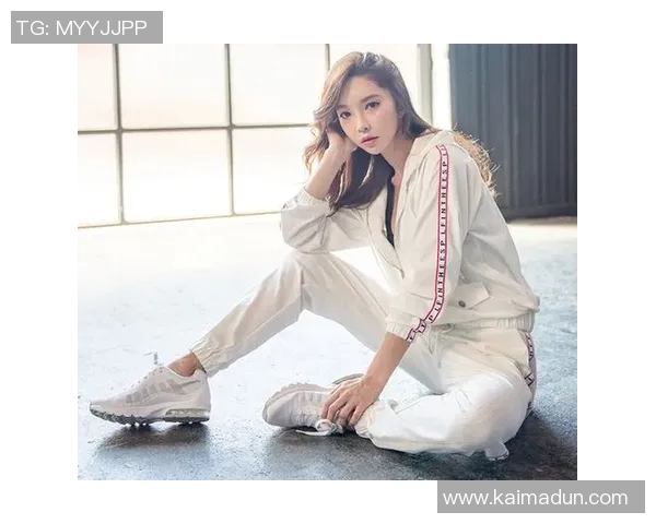 足球明星球场穿搭时尚解析引领潮流的运动风格与个性表达 足球明星球场穿搭时尚解析引领潮流的运动风格与个性表达